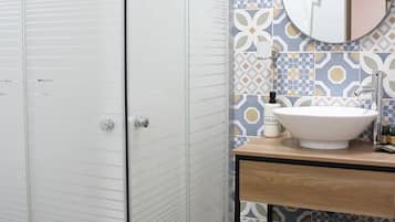 Familie appartement, uitzicht op de binnenplaats | Badkamer | Handdoeken, zeep, shampoo, toiletpapier