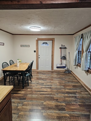 Dining - located Just minutes from laurel river lake and holly bay marina. (London)