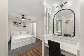 2 bedrooms, in-room safe, desk, iron/ironing board