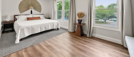 2 bedrooms, in-room safe, desk, iron/ironing board