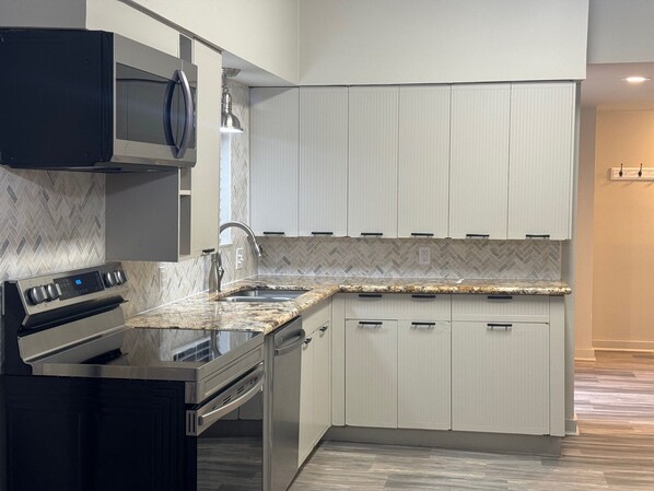 Fridge, microwave, oven, stovetop - SEE THE ECLIPSE ! 3/3 UNFURNISHED townhouse with a large 2nd story terrace (Kerrville)