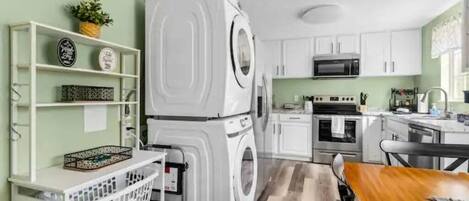 Een koelkast, een microgolfoven, een oven, een kookplaat