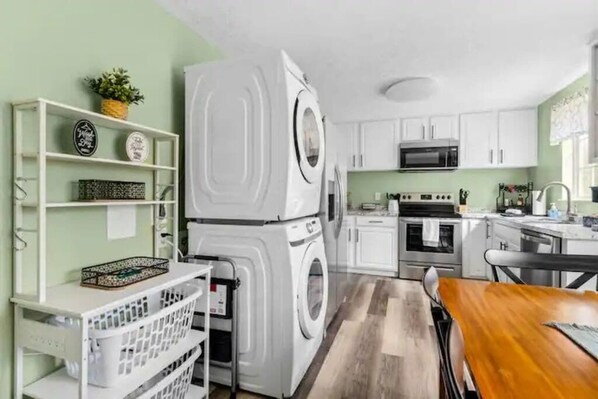 Fridge, microwave, oven, stovetop - Peachy Keen-Warm & Inviting 3bd, Pet Friendly (Lynchburg)