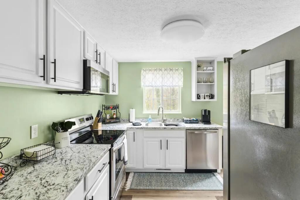 Kjøleskap, mikrobølgeovn, ovn og kokeplater