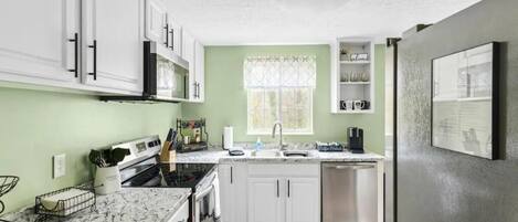 Kjøleskap, mikrobølgeovn, ovn og kokeplater