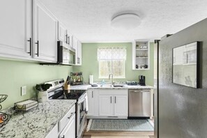 Fridge, microwave, oven, stovetop - Peachy Keen-Warm & Inviting 3bd, Pet Friendly (Lynchburg)