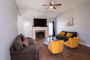 Smart-TV, Kamin, Arbeitsbereiche