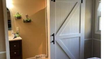 3 habitaciones, tabla de planchar con plancha, cuna de viaje y wifi