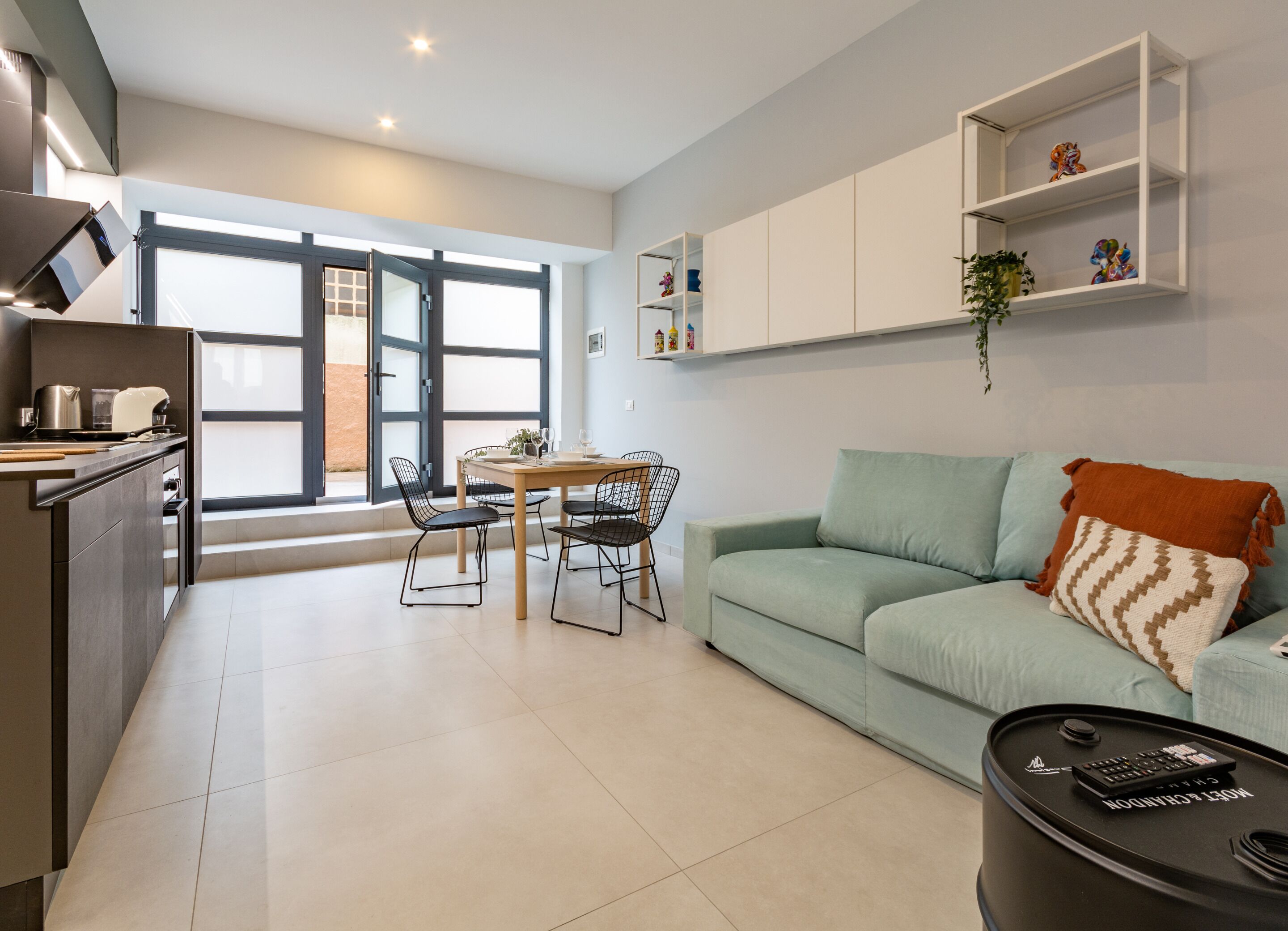 ห้องซิตี้ | บริเวณนั่งเล่น | ทีวีจอแอลซีดี 32 นิ้ว พร้อมช่องดาวเที  ยม, Netflix, บริการสตรีมมิ่ง