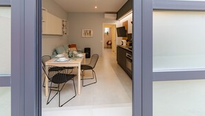A modern apartment with a dining area, kitchen, and living space. - Champagne Loft (Milan)