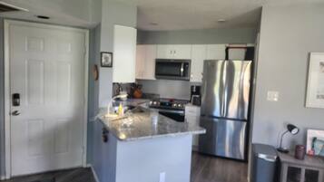 KylskÄp, mikrovÄgsugn, ugn och spishÀll