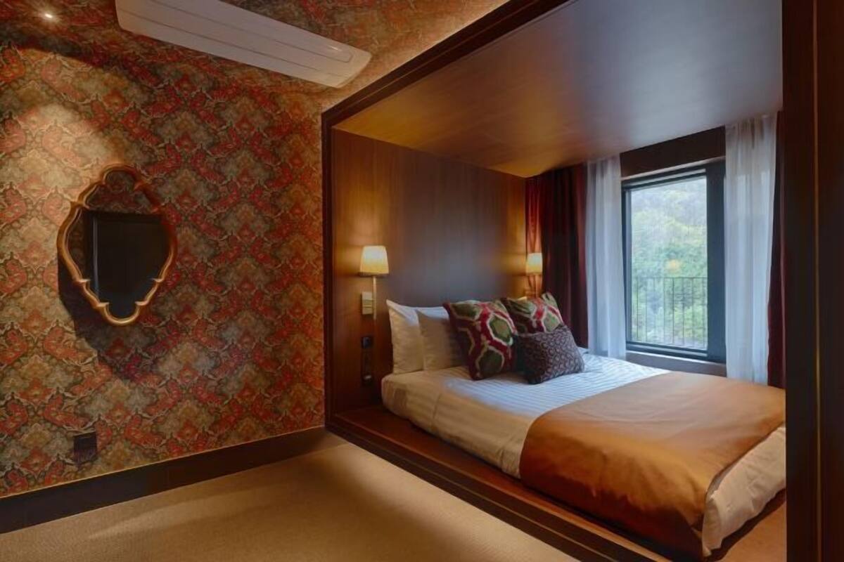 Premium bedding, WiFi (free), bed sheets