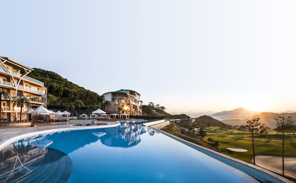 Infinity pool