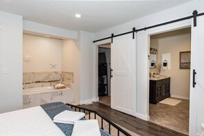 5 室のベッドルーム、旅行用ベビーベッド、WiFi (無料)、ベッドシーツ