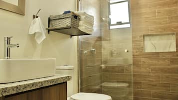 Lomas sense 1B | Bathroom | Free toiletries, hair dryer, towels, toilet paper