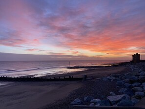 Beach nearby - 46 The Promenade (Withernsea)