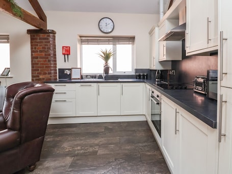 Refrigerador, lavavajillas, tetera/pava eléctrica, tostadora