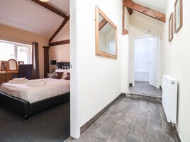 2 bedrooms, individually decorated, individually furnished, free WiFi