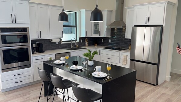 冷蔵庫、電子レンジ、オーブン、コンロ