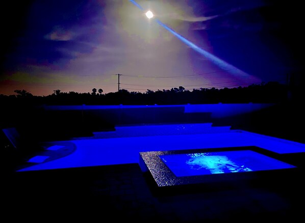 Una piscina al aire libre, una piscina climatizada