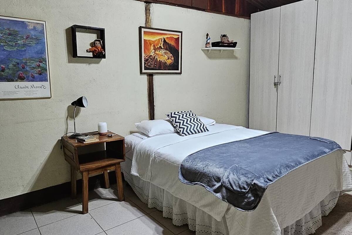 Familiekamer, 1 tweepersoonsbed | 1 slaapkamer, een laptopwerkplek, gratis wifi