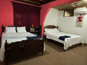 Chambre Familiale, plusieurs lits | Espace de travail pour ordinateur portable, Wi-Fi gratuit