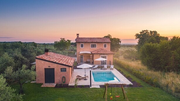 A two-story house with a swimming pool, a separate garage, and a well-maintained lawn. - Villa Runka (Istria - Muntic) (Muntic)