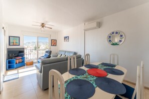 Smart-tv, ett bordtennisbord och böcker