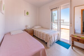 3 室のベッドルーム、アイロン / アイロン台、旅行用ベビーベッド、WiFi (無料)