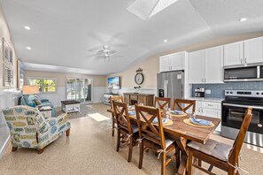 Fridge, microwave, oven, stovetop - Key Life Living l Private Heated Pool & 5 Minute Walk to Crescent Beach (Siesta Key)