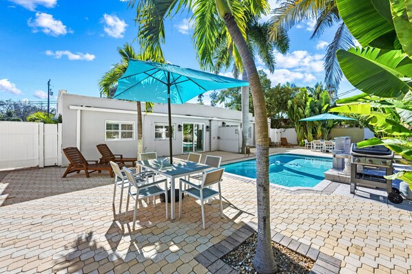 A heated pool - Key Life Living l Private Heated Pool & 5 Minute Walk to Crescent Beach (Siesta Key)