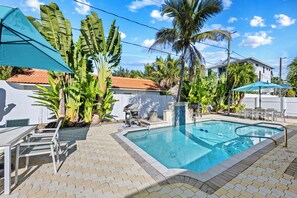 A heated pool - Key Life Living l Private Heated Pool & 5 Minute Walk to Crescent Beach (Siesta Key)