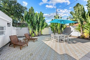 Outdoor dining - Key Life Living l Private Heated Pool & 5 Minute Walk to Crescent Beach (Siesta Key)