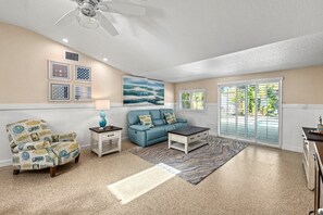 Smart TV - Key Life Living l Private Heated Pool & 5 Minute Walk to Crescent Beach (Siesta Key)