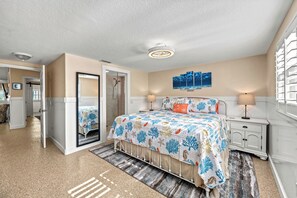 4 bedrooms, iron/ironing board, free WiFi, bed sheets - Key Life Living l Private Heated Pool & 5 Minute Walk to Crescent Beach (Siesta Key)