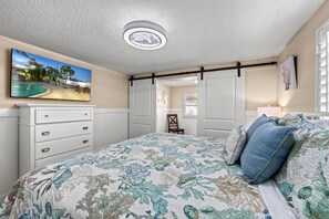 2 bedrooms, iron/ironing board, free WiFi, bed sheets - Key Life Reef l Semi-Private Pool, Walk to the Beach! (Siesta Key)
