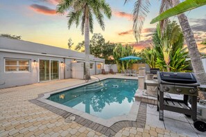 A heated pool - Key Life Reef l Semi-Private Pool, Walk to the Beach! (Siesta Key)