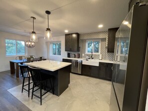 Refrigerador, microondas, horno, placa de cocina