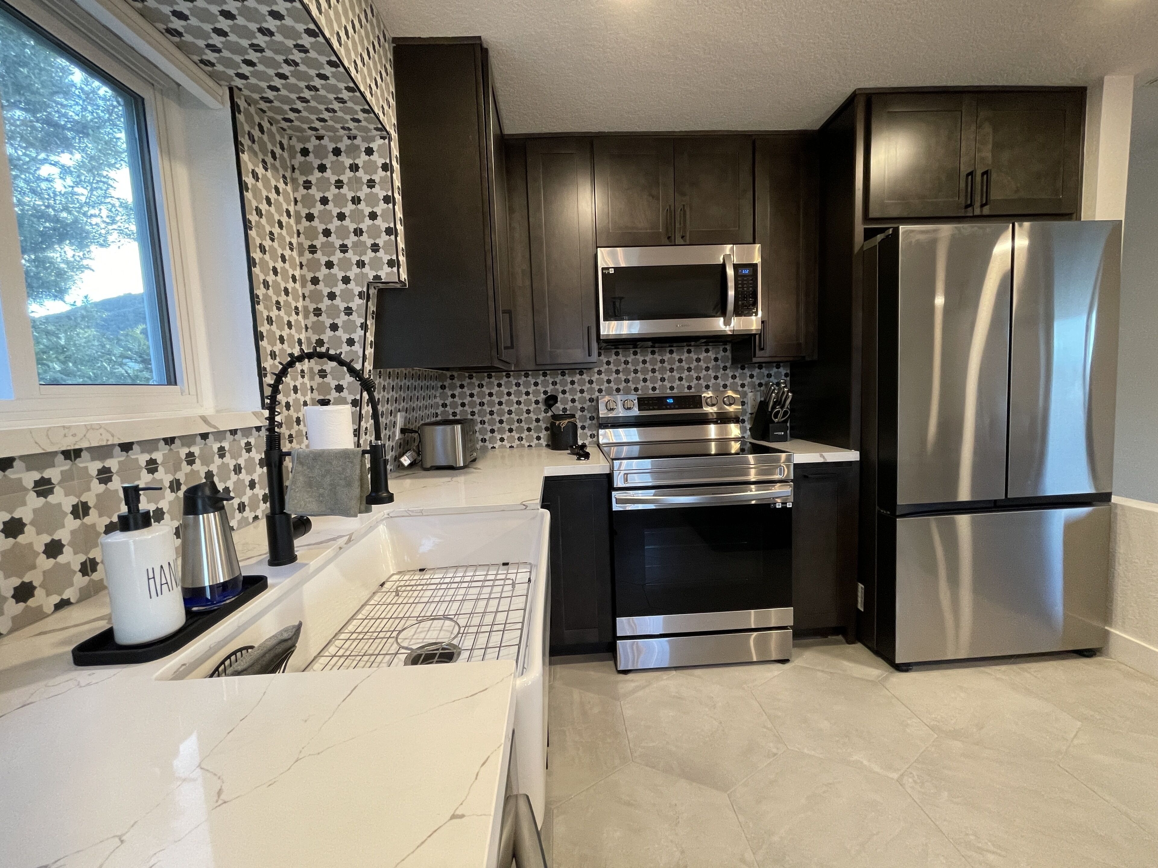 Kühlschrank, Mikrowelle, Ofen, Herdplatte