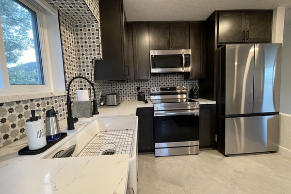 Kühlschrank, Mikrowelle, Ofen, Herdplatte