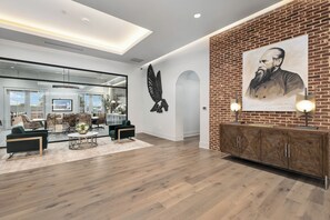 Lobby - The Wallace Suite | 5 Minutes from I65 | In the heart of Cullman (Cullman)