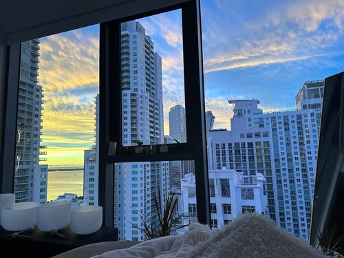 Great Studio view to downtown and bayside miami. Walking distance to everything.