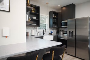 Frigorífic, microones, forn i placa de cuina 