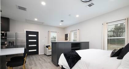 Hill Country Retreat | Views + Spa Shower + Deer