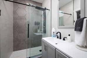Douche, sèche-cheveux, serviettes fournies