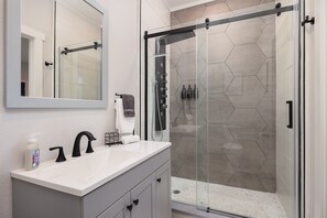 Douche, sèche-cheveux, serviettes fournies