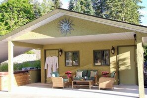 Property grounds - Your private pool & hot tub awaits / Perfect getaway for families & friends




 (Lake Country)