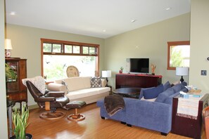 Smart TV, books, computer monitors, printers - Your private pool & hot tub awaits / Perfect getaway for families & friends




 (Lake Country)