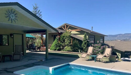 Your private pool & hot tub awaits / Perfect getaway for families & friends




