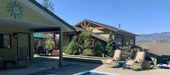 Your private pool & hot tub awaits / Perfect getaway for families & friends




